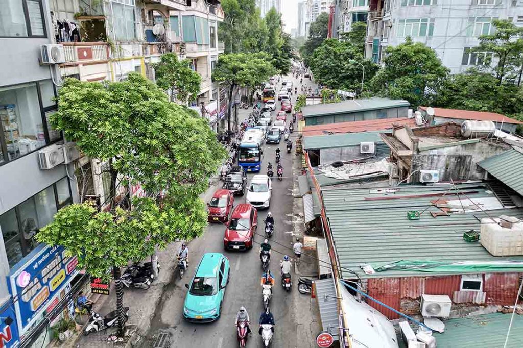 Người dân ở Hà Nội hối hả tháo dỡ nhà để mở rộng đường Nguyễn Tuân