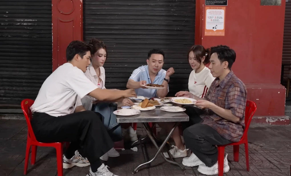 “Quán cơm tấm ma” ở TPHCM chỉ mở lúc đêm khuya, khách xếp hàng thưởng thức