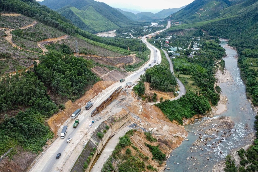 Taluy vỡ vụn trên cao tốc La Sơn – Túy Loan: Mưa lịch sử gây sạt lở