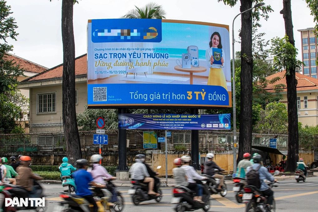 TPHCM tổng rà soát trụ, bảng quảng cáo ngoài trời