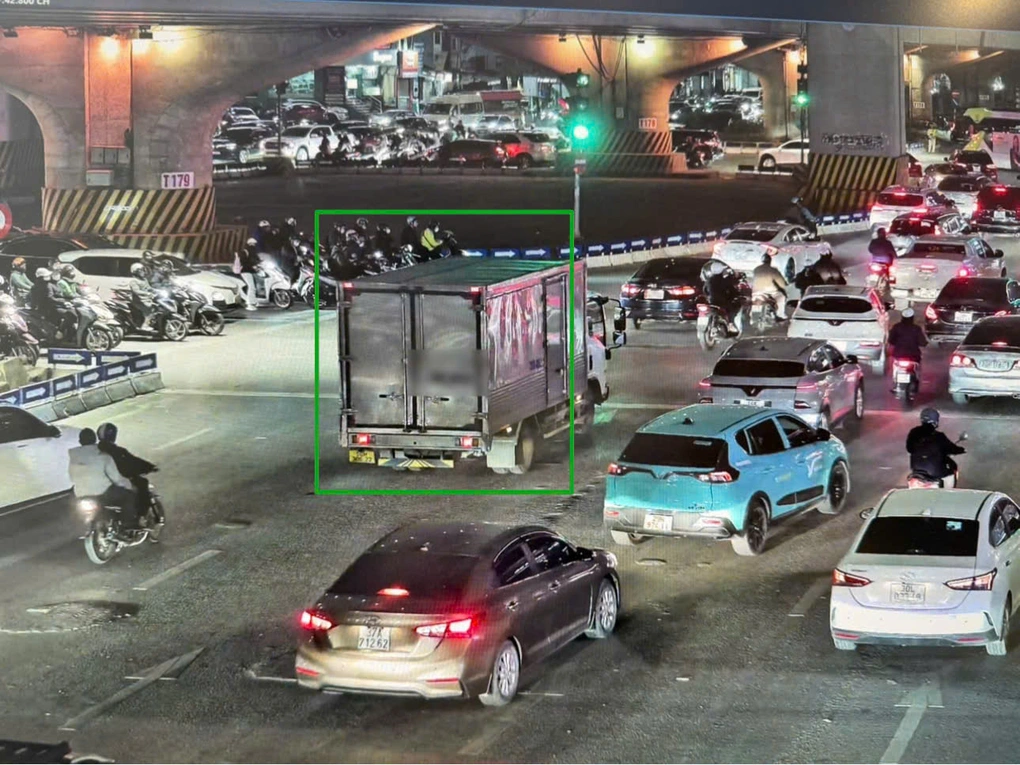 CSGT “soi” camera AI, hàng loạt xe tải bị xử phạt trong giờ cao điểm