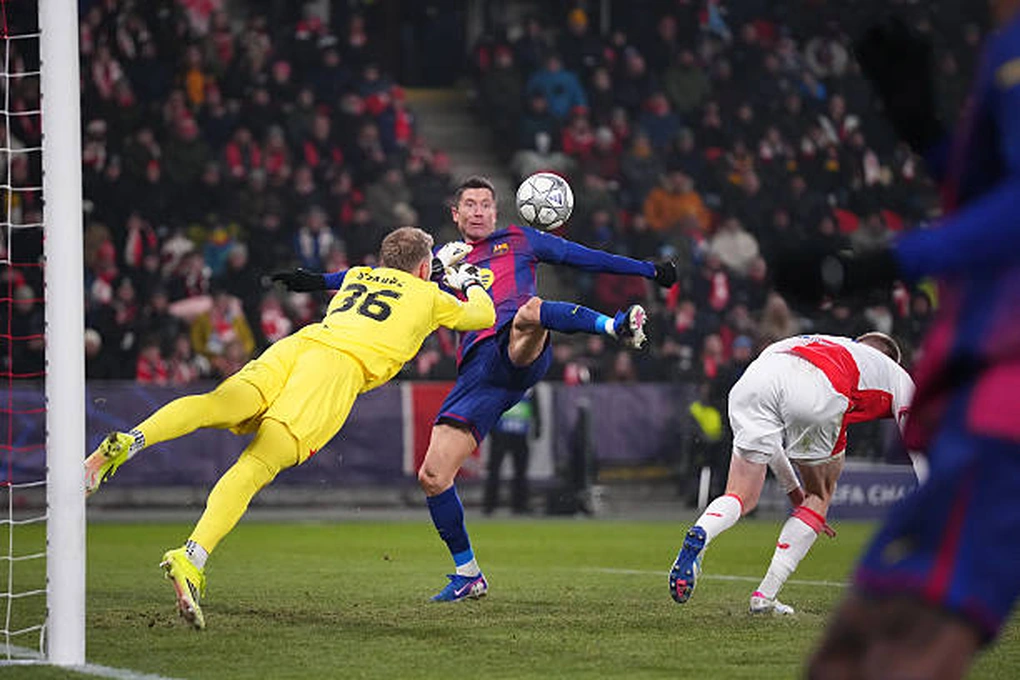 Barcelona ngược dòng ấn tượng, Bayern Munich giành vé đi tiếp