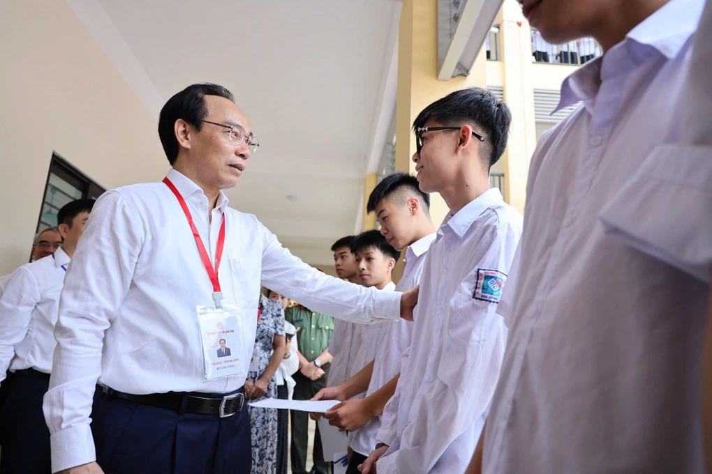 Hơn 1,2 triệu thí sinh đang làm bài thi môn văn